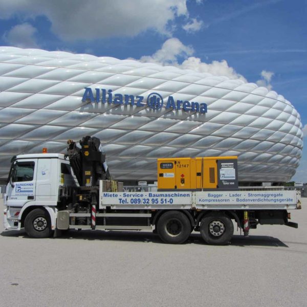Stromaggregat auf LKW Ladefläche vor der Allianz Arena in München