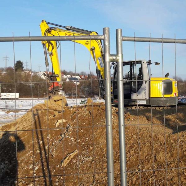 Kettenbagger auf winterlichen Baustelle