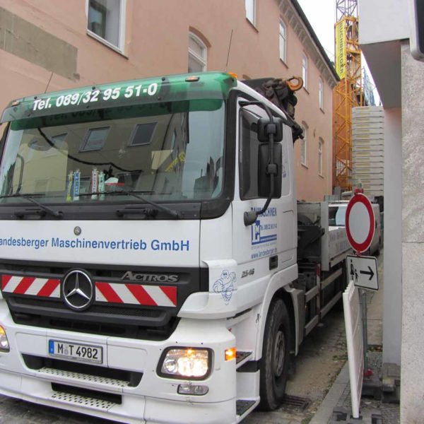 LKW von Landeberger Maschinenvertrieb in enger Gasse