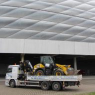 Transport von Bagger zur Allianz Arena durch Landesberger